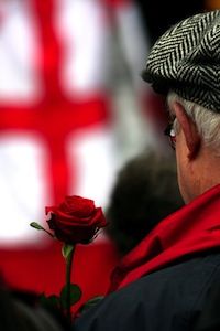  Gent holds a rose as he watches a play about St George and the dragon at the St George's Day festival at London's Covent Garden (c) Garry Knight via Flickr