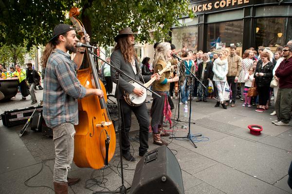 Musicians surrounded by audience on Royal Mile