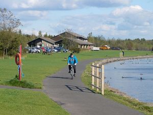 Bryn Bach Park visitor centre (c) Robin Drayton via Wikimedia Commons