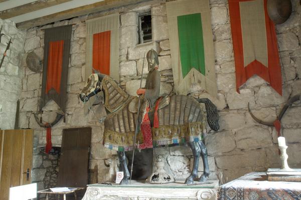 © Shutterstock / Gail Johnson A model of a knight and his horse in armour, at Chillingham Castle