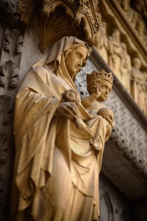 Statue of Mother Mary and Baby Jesuson Westminster Abbey's facade