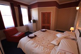 Super King/Twin en-suite bedroom