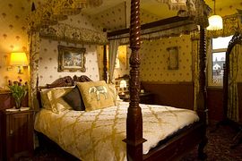 Four poster room