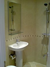 En-suite shower Wet-room