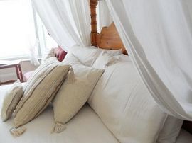 4 poster, large bay window