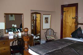 en-suite bedroom with 7 ft wide bed