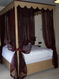 Cardigan - our 4-poster with roll-top bath