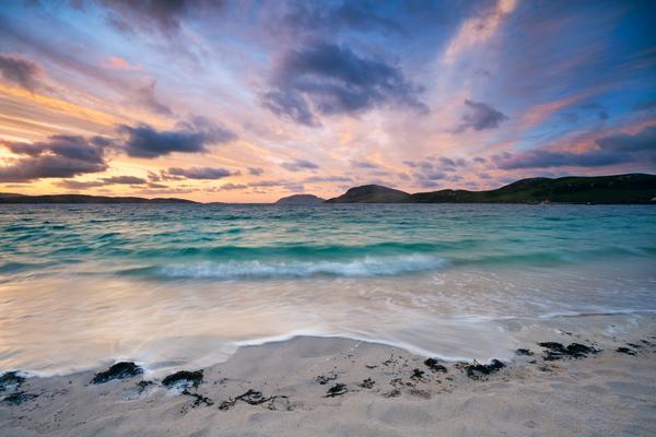 Vatersay Beach ©Shutterstock / Andrea Ricordi Colorful dawn on a white sandy beach, Vatersay beach, Outer Hebrides