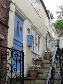 Cockle Cottage - Just 5 steps up to the front door 	 