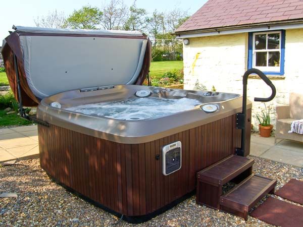 Penilwyn Cottage Hot Tub