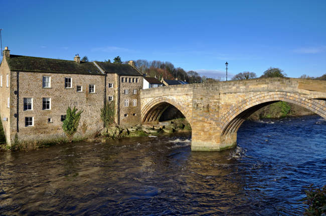 Stone bridge and building in Barnard Castle