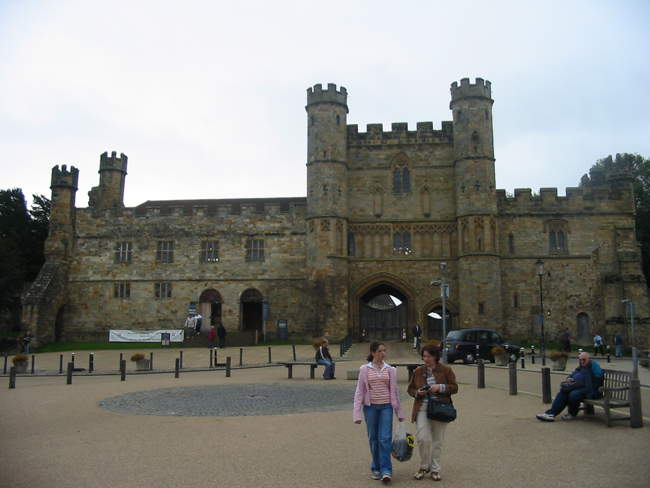 Battle Abbey Gate House / Entrance &copy;  Kevin Dyke 