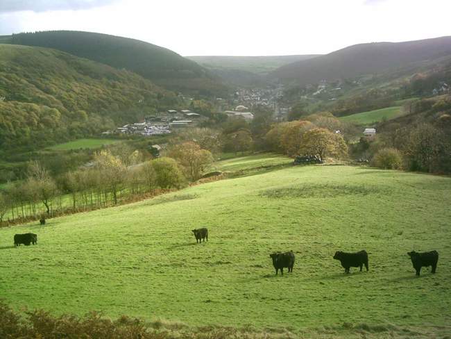 Walking down to Ogmore &copy; Karen Steadman